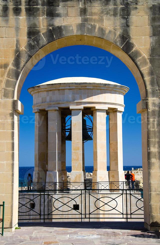 memorial de guerra de la campana de asedio de la segunda guerra mundial, valletta, malta foto
