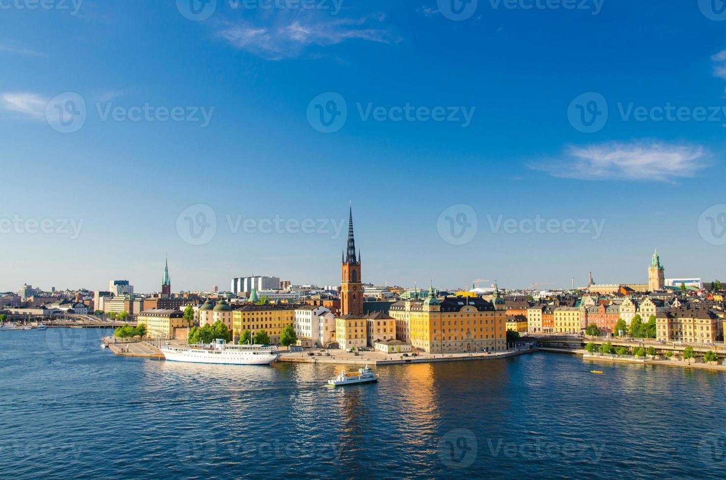 vista aérea del distrito y barco de riddarholmen, estocolmo, suecia foto