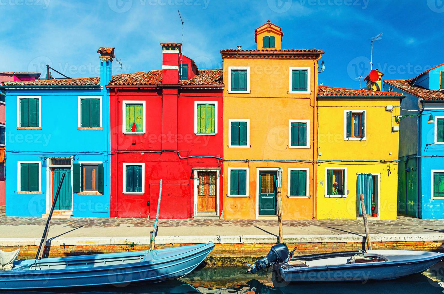 coloridas casas de la isla de burano foto