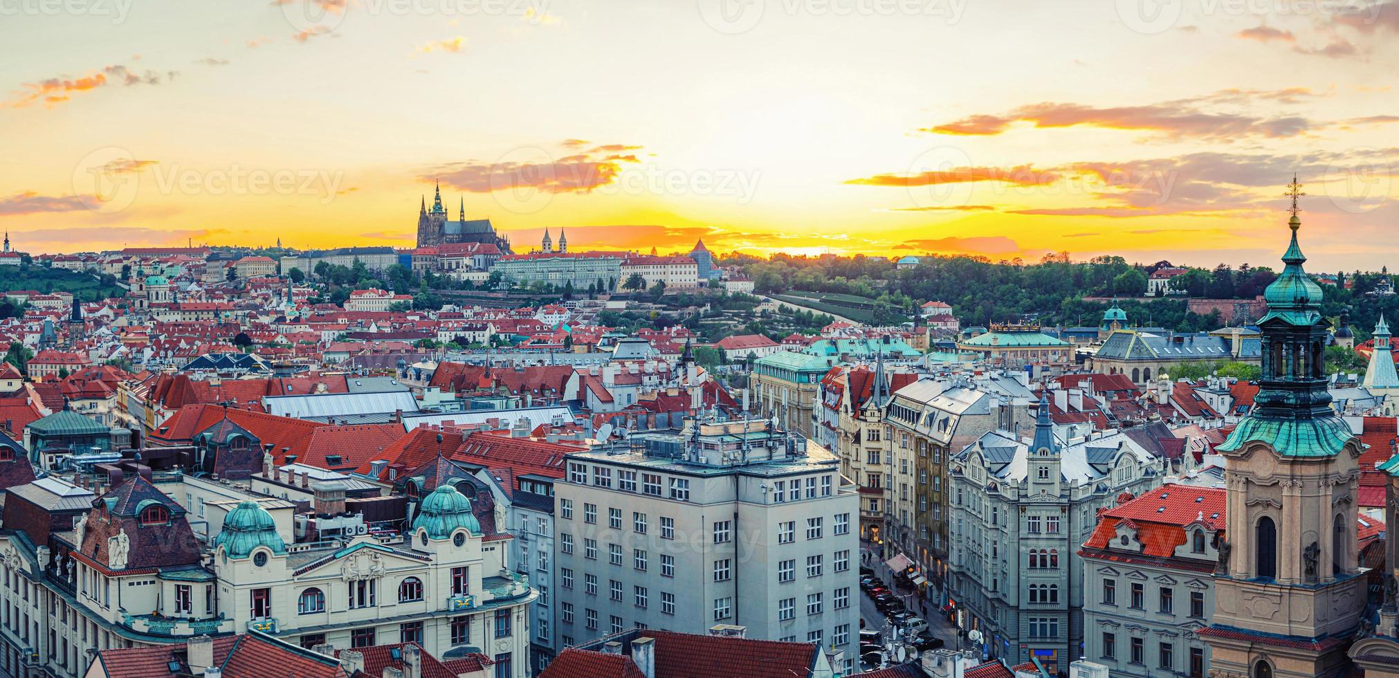 panorama del centro histórico de la ciudad vieja de praga foto