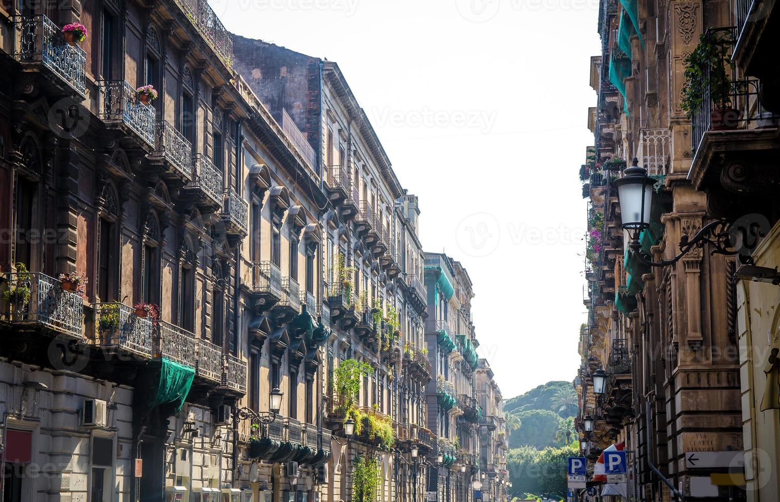 calle típica y edificios de estilo antiguo, catania, sicilia, italia foto