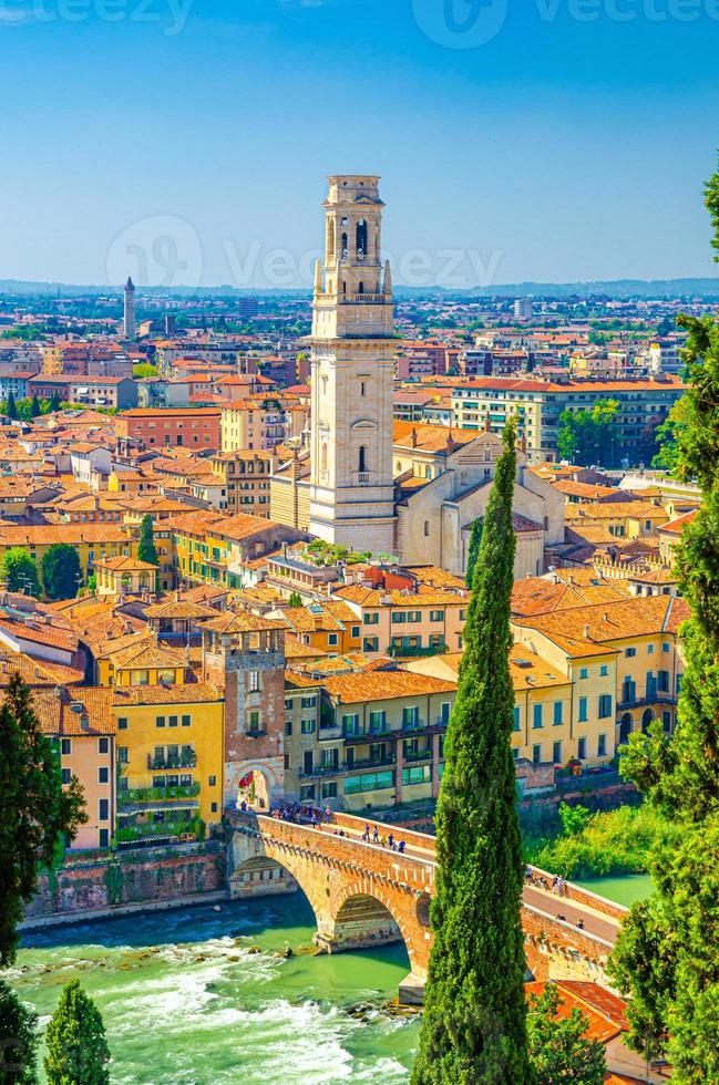 vista aérea del centro histórico de la ciudad de verona foto