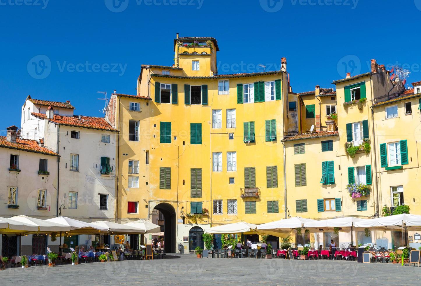 plaza piazza dell anfiteatro en el patio del circo del centro histórico de la ciudad medieval de lucca foto