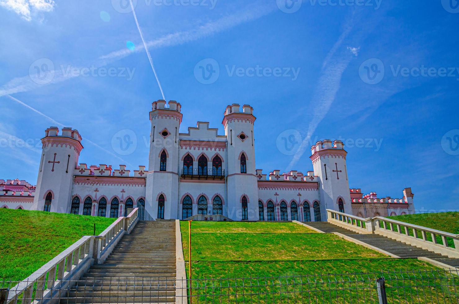 edificio del castillo del palacio puslowski en kosava kossovo con escalera y césped verde en un día soleado de verano foto