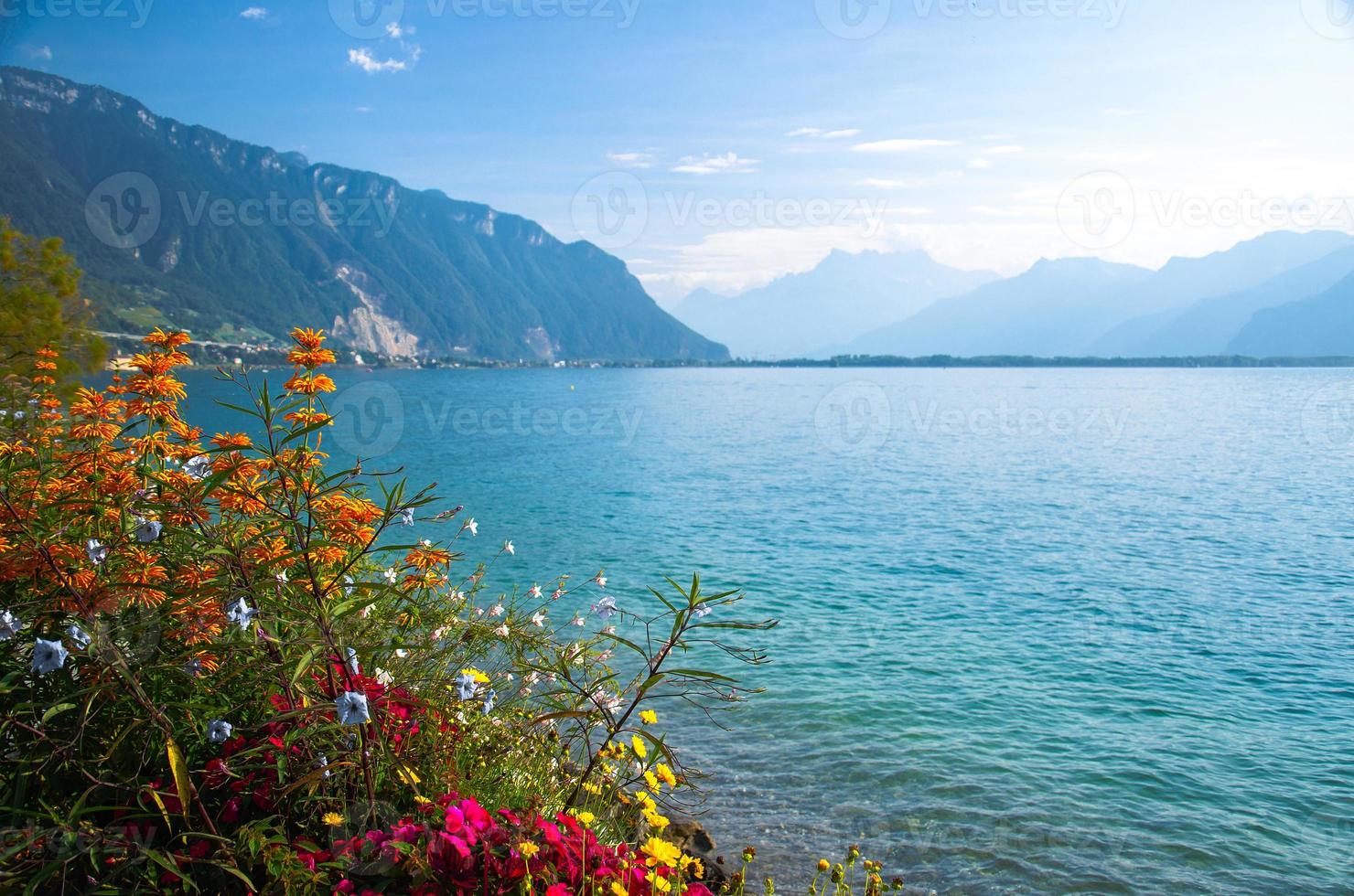 vista de las montañas alpes y el lago leman en montreux, suiza foto