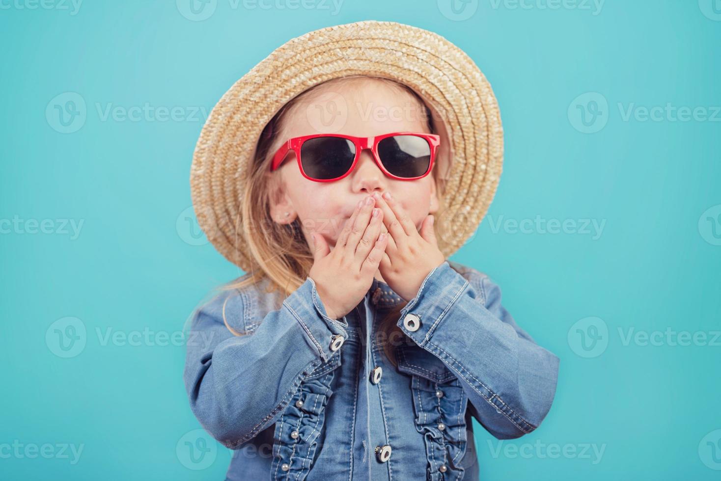 bebé con sombrero y gafas de sol foto