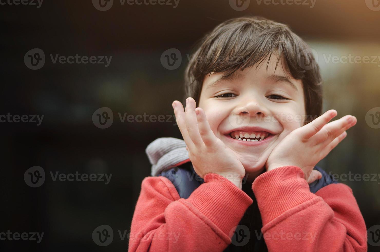 niño sonriente en el parque foto