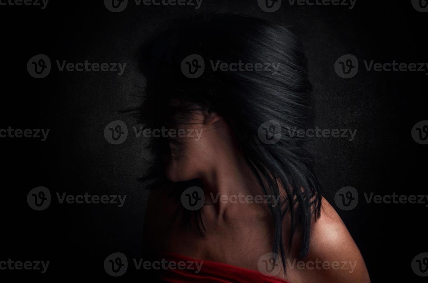 mujer teme sobre fondo negro foto