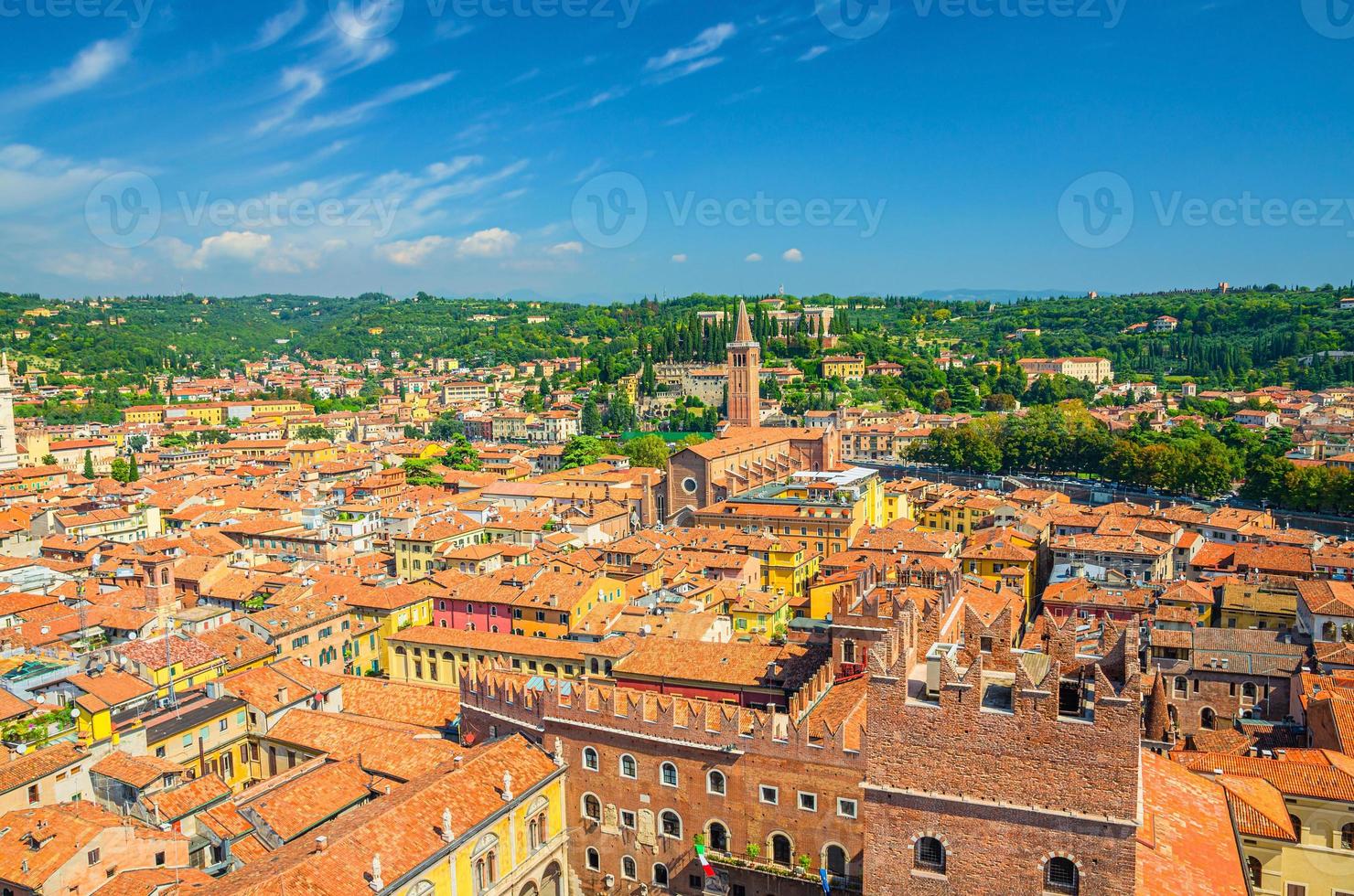 vista aérea del centro histórico de la ciudad de verona foto