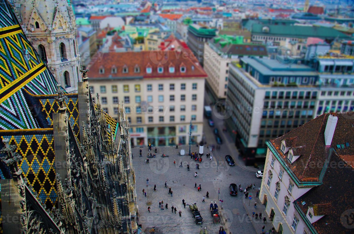 vista superior de la plaza con gente pequeña de st. catedral de stephan foto