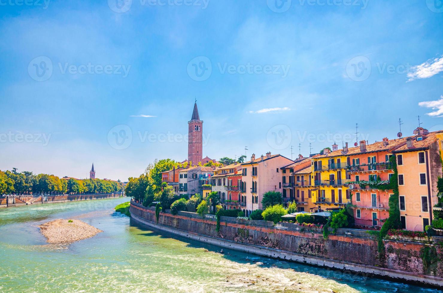 paisaje urbano de verona con edificios en el terraplén del río adige, campanario campanario foto