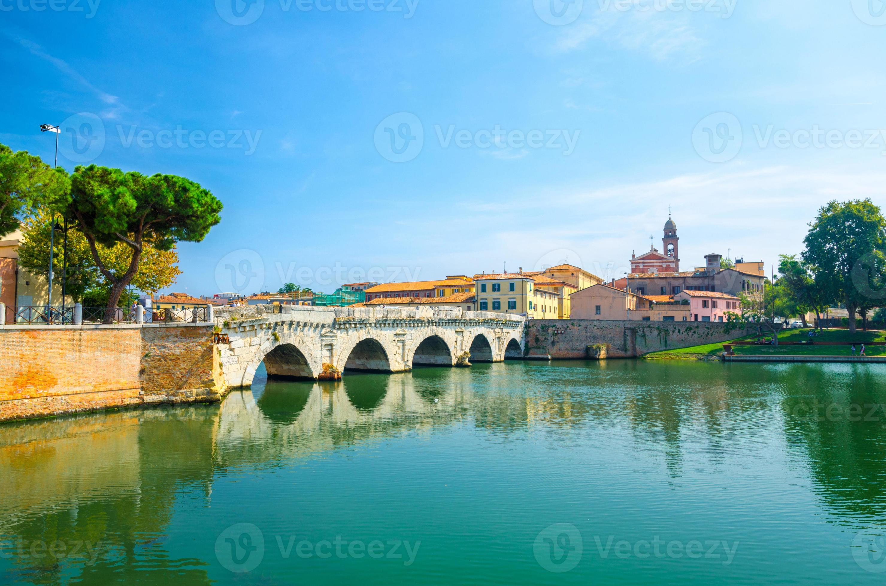 famoso arco de piedra puente tiberio ponte di tiberio augusto sobre el