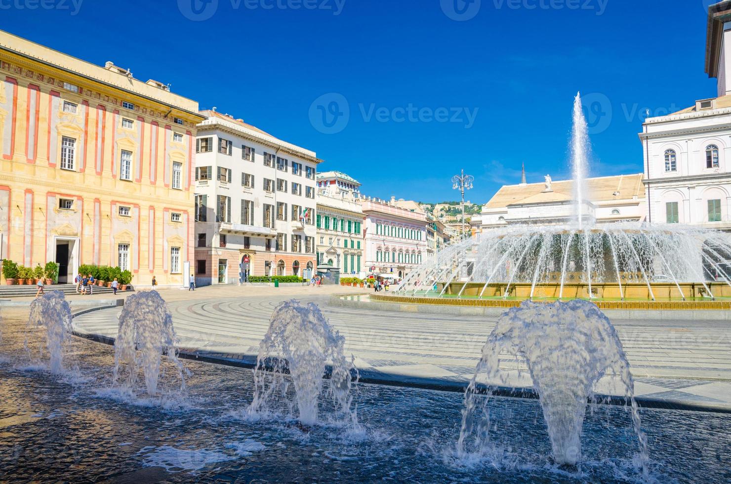 plaza piazza raffaele de ferrari con fuente, palacio ducal del palacio ducal y teatro carlo felice edificio del teatro en el centro histórico foto