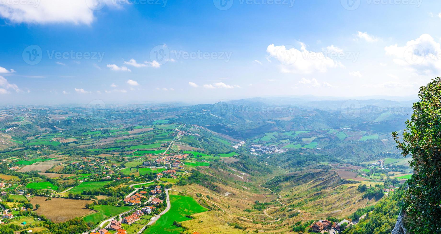 vista panorámica superior aérea del paisaje con valle, colinas verdes, campos y pueblos de la república san marino foto