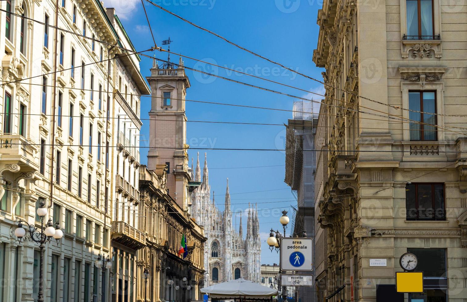 catedral del duomo di milano en la plaza piazza del duomo, milán, italia foto