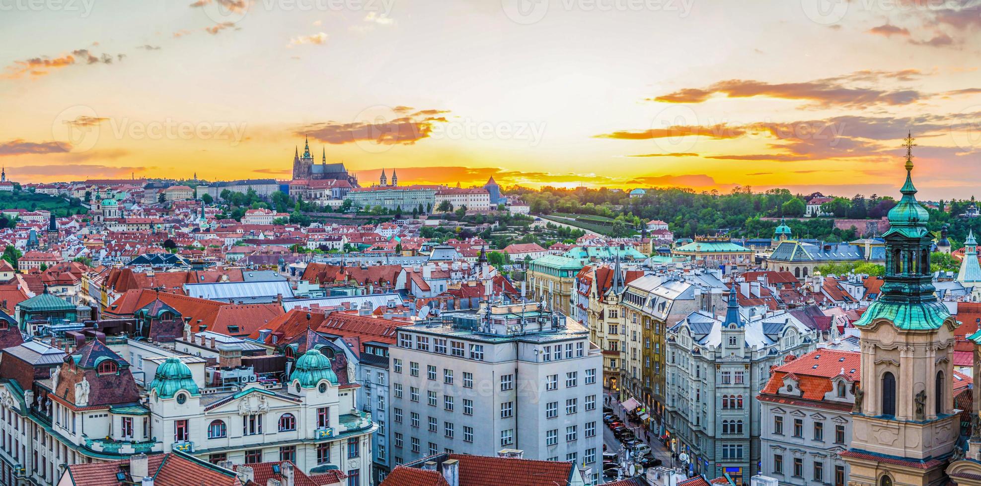 panorama del centro histórico de la ciudad vieja de praga foto