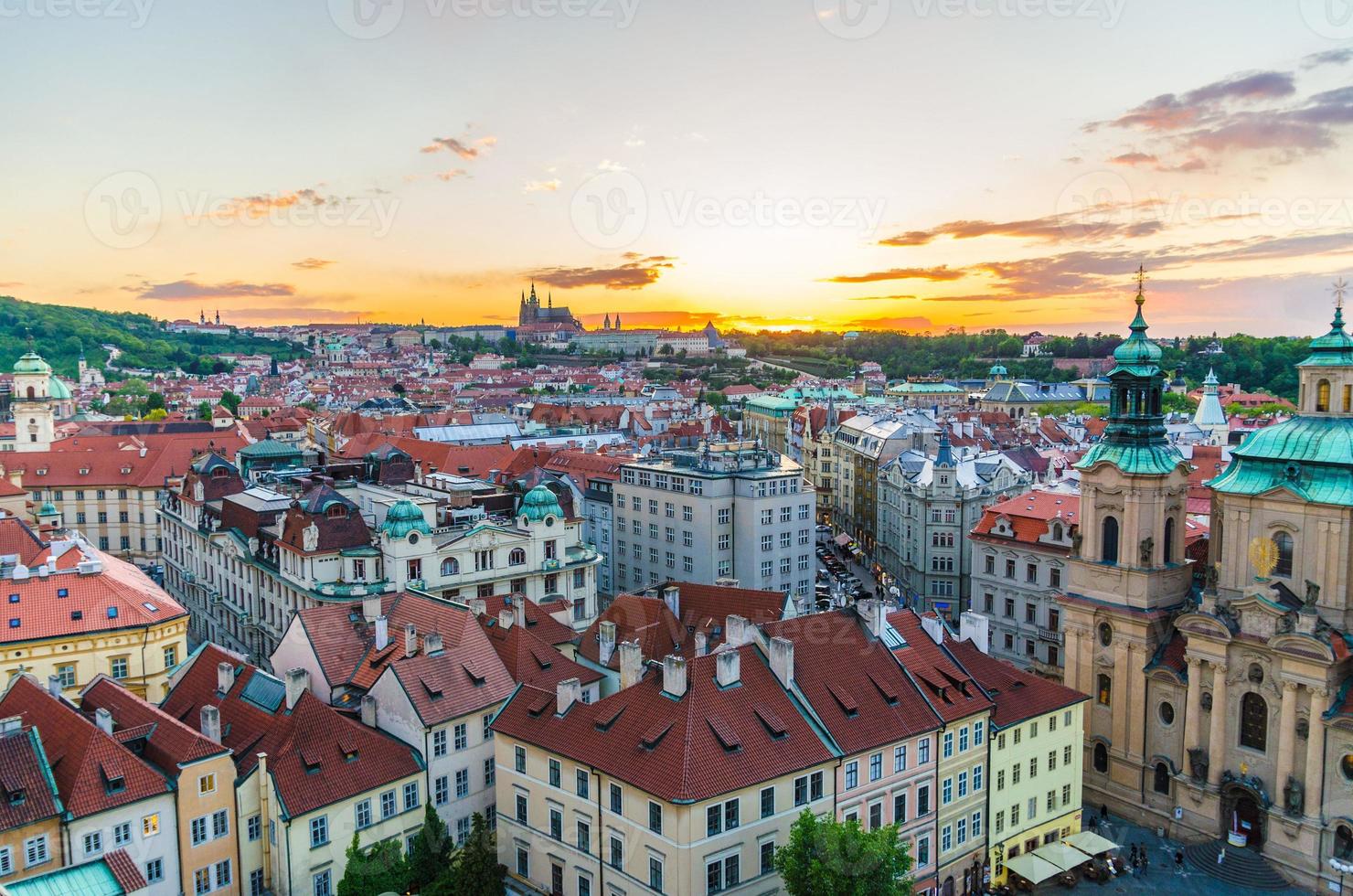 vista panorámica aérea superior del centro histórico de la ciudad vieja de praga con edificios de techo de tejas rojas foto