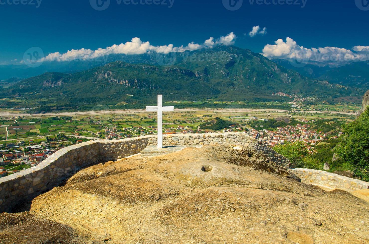 gran cruz blanca del monasterio de meteora de la santísima trinidad, kalabaka, grecia foto