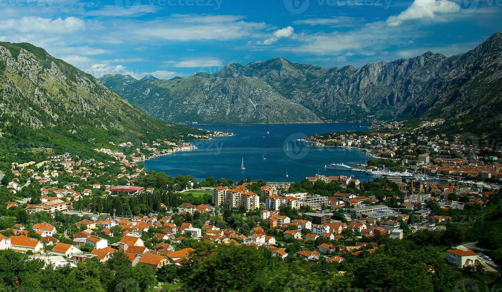 vista superior de la bahía de boka kotor y kotor desde la montaña lovcen, montenegro foto