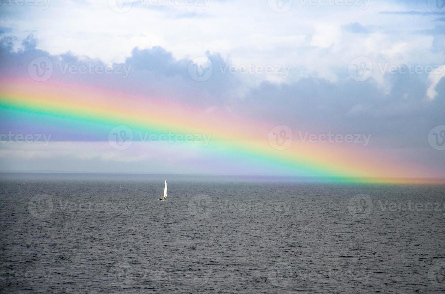 pequeño velero blanco y arco iris en el golfo de finlandia, mar báltico foto