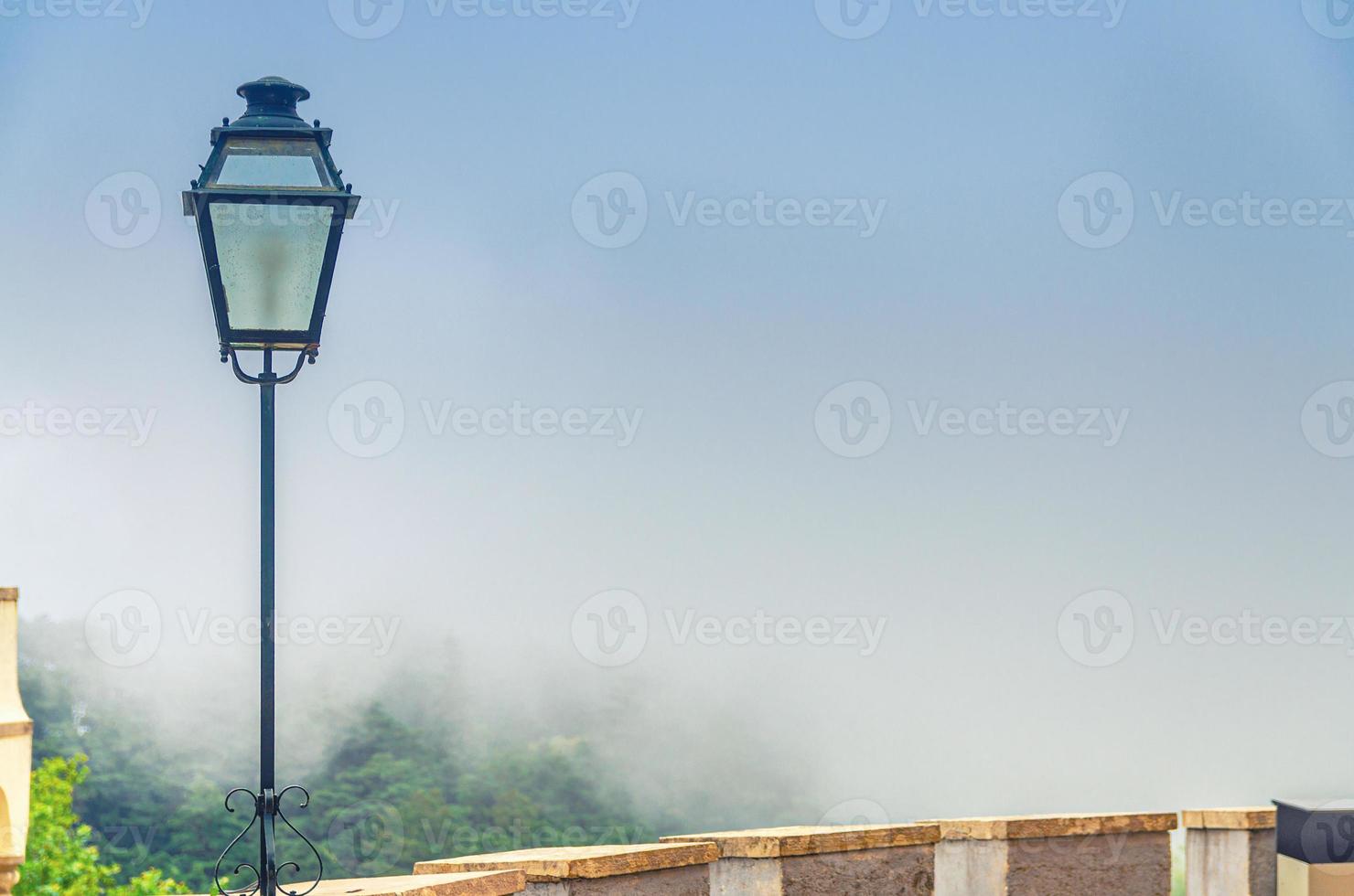 lámpara de farol vintage de hierro y almenas del antiguo edificio del castillo foto