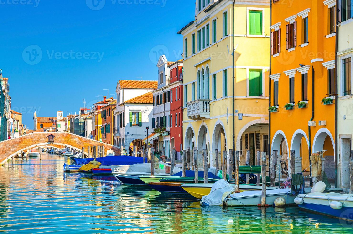 paisaje urbano de chioggia con canal de agua estrecho foto