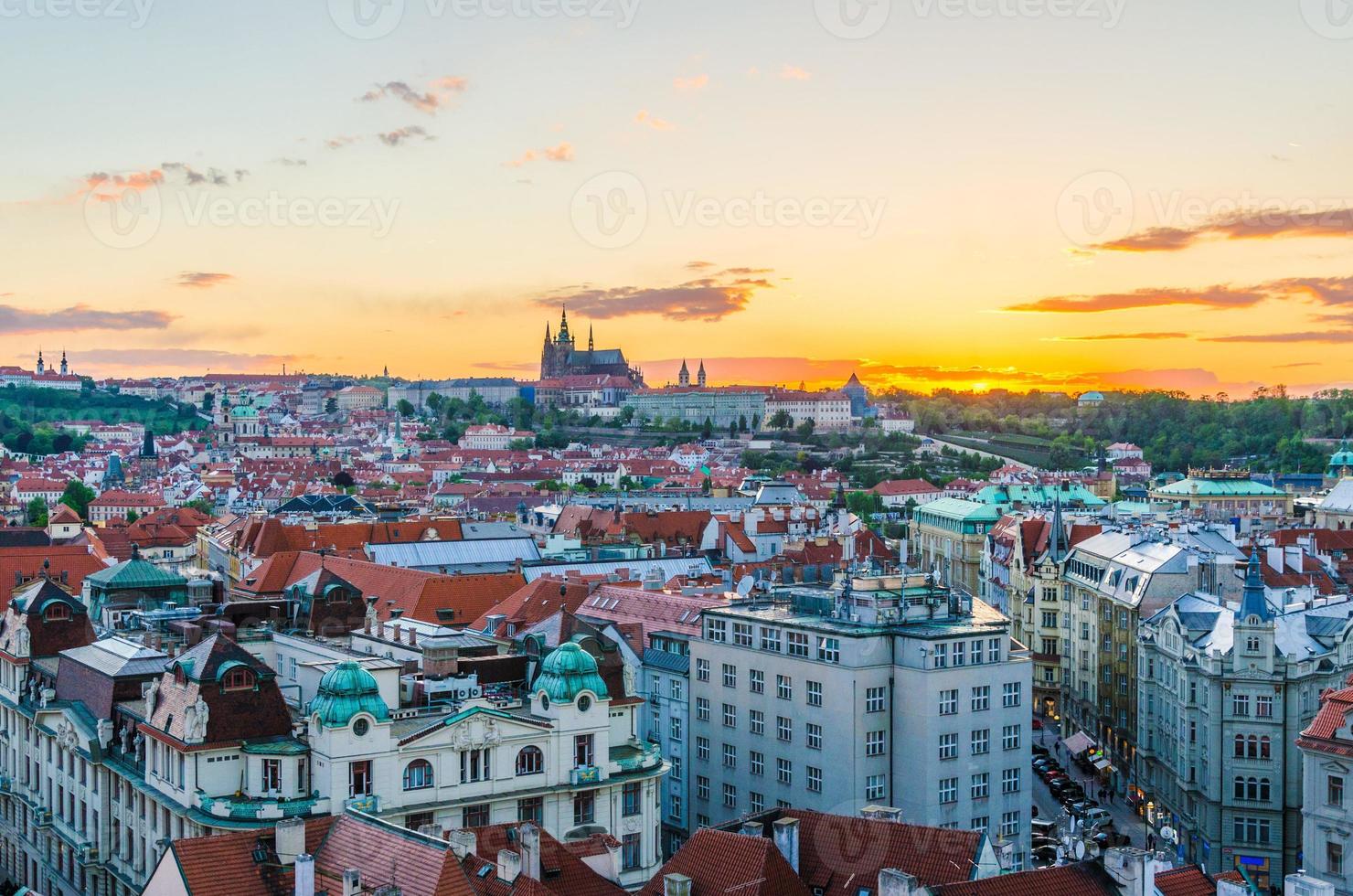 vista panorámica aérea superior del centro histórico de la ciudad vieja de praga con edificios de techo de tejas rojas y castillo de praga foto