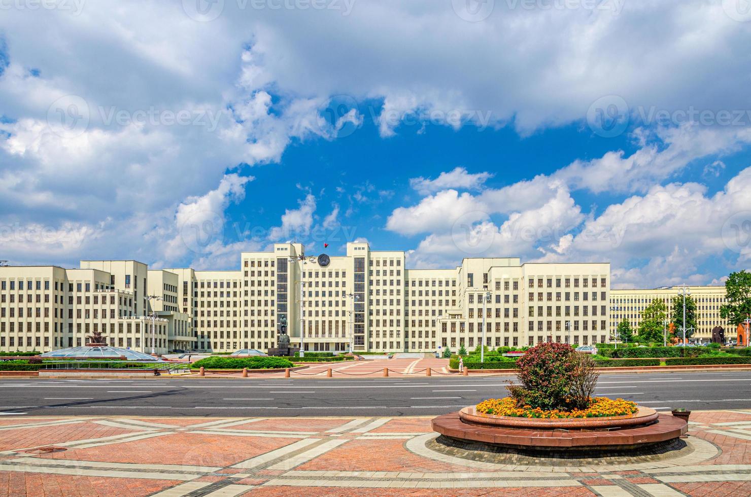 el edificio de estilo constructivista de la casa de gobierno en la plaza de la independencia en minsk foto