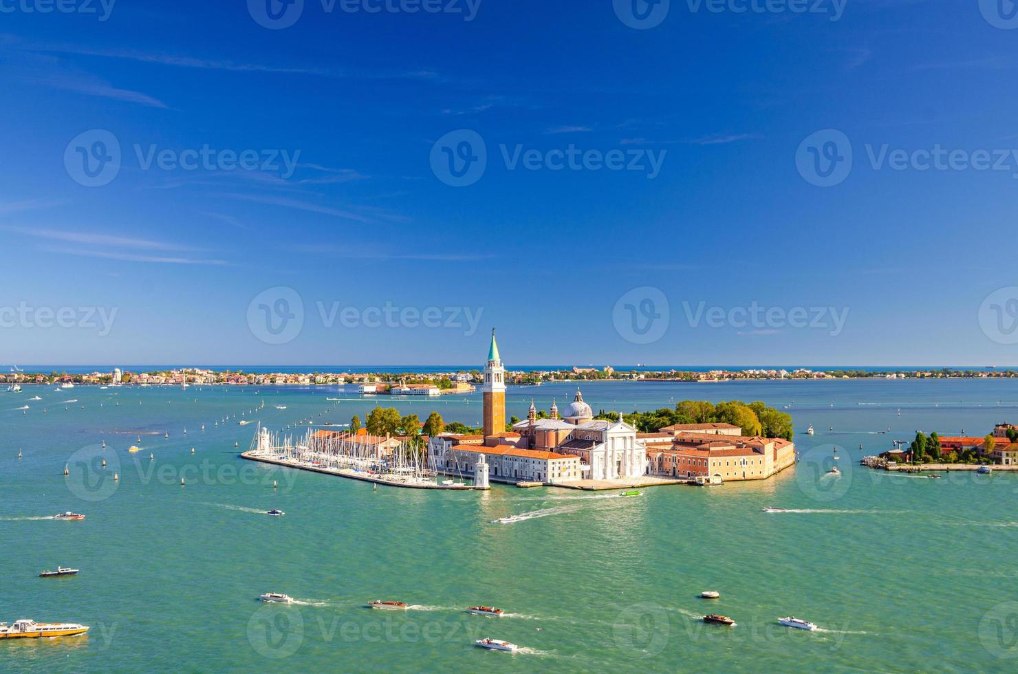 vista panorámica aérea de la isla de san giorgio maggiore con campanile san giorgio en la laguna veneciana foto