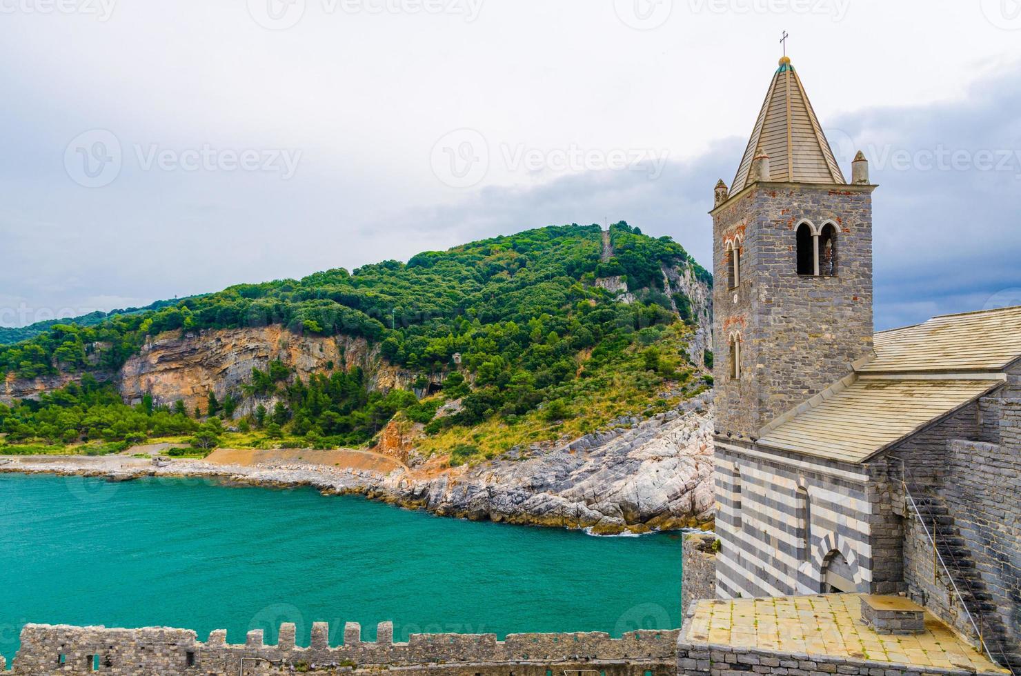 iglesia católica chiesa san pietro con campanario, parque natural lord byron parque, isla palmaria foto