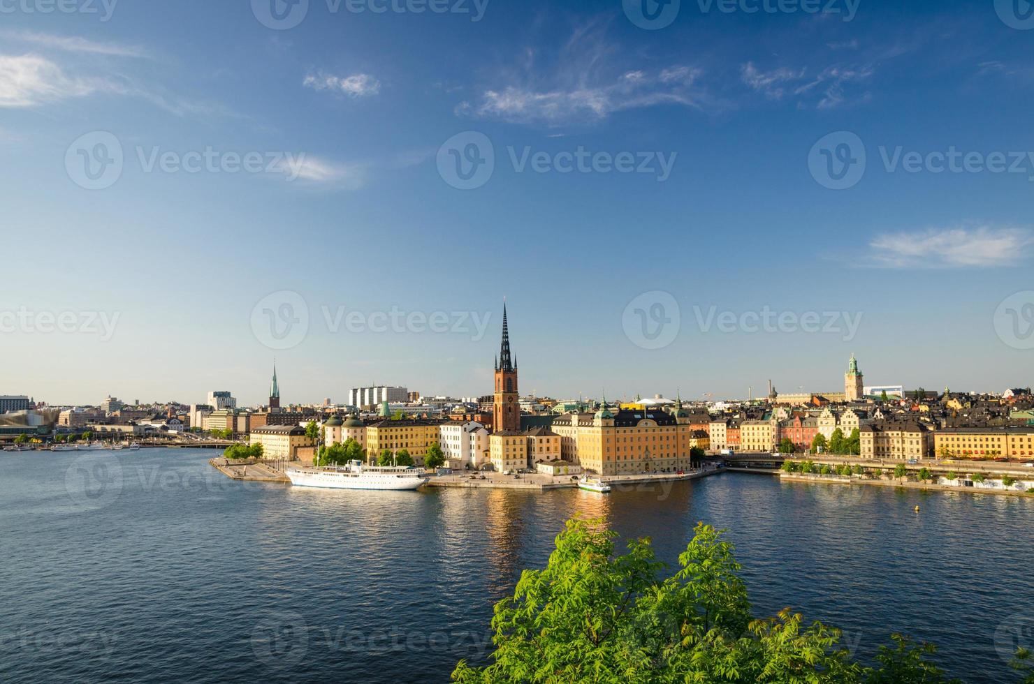 Vista superior panorámica aérea del distrito de riddarholmen, estocolmo, suecia foto