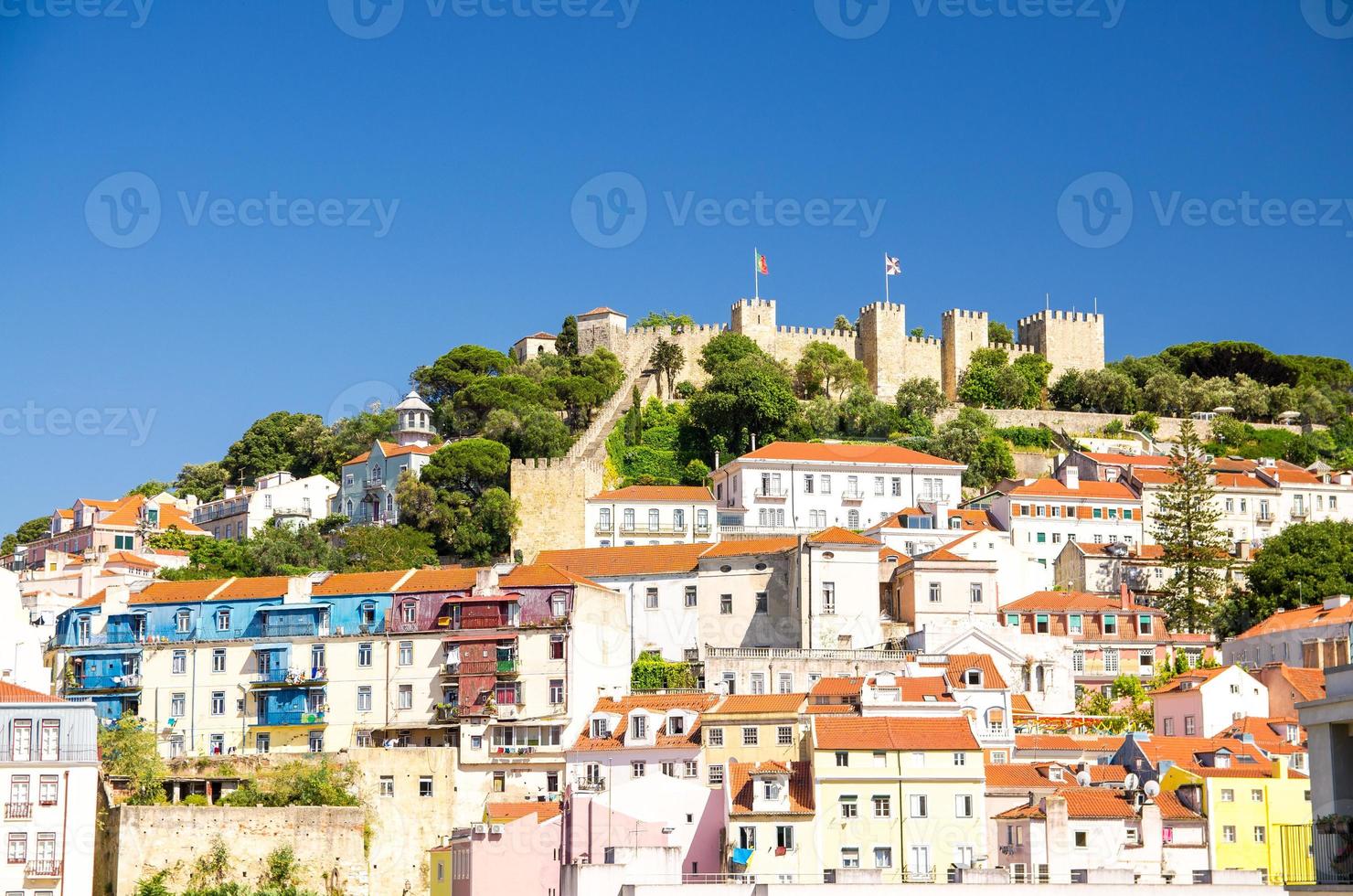 centro turistico de lisboa, portugal, vista panorámica de lisboa en verano, fortaleza de lisboa colina perdida, st. castillo medieval de george foto