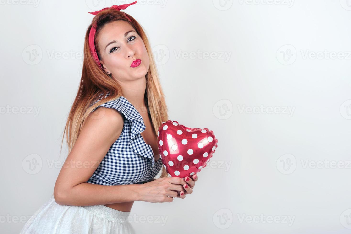 mujer joven con globo en forma de corazón foto