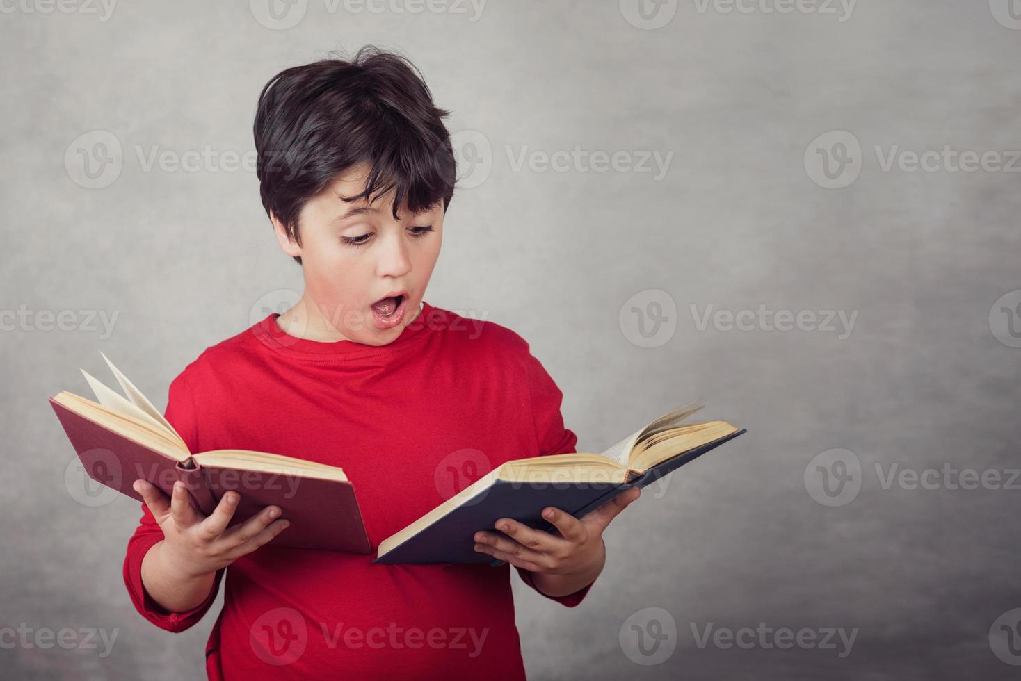 niño leyendo libros foto