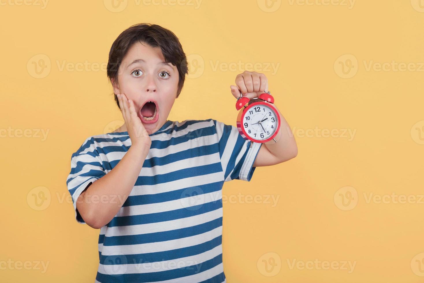 niño sorprendido con despertador foto