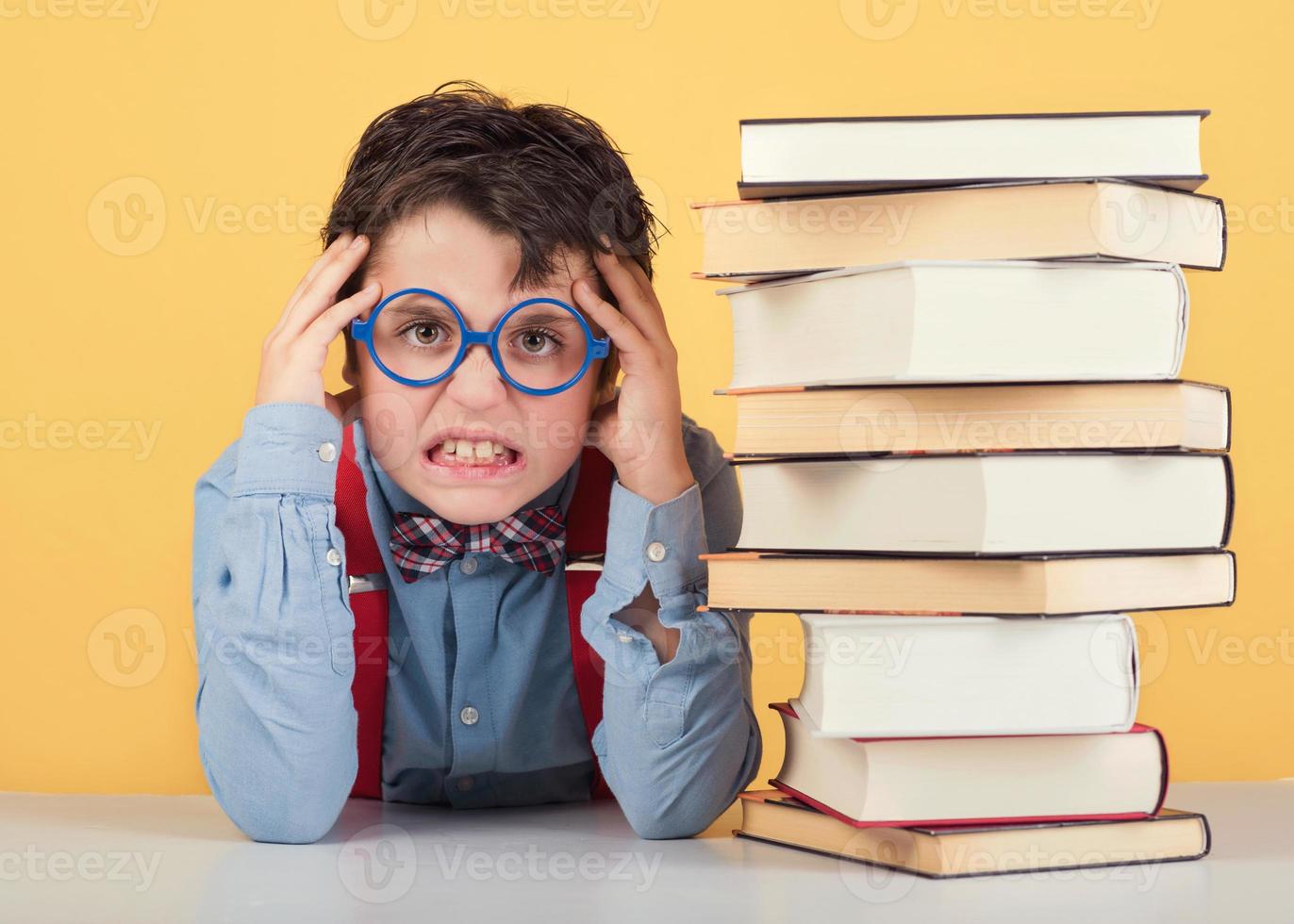 niño enojado con libros foto