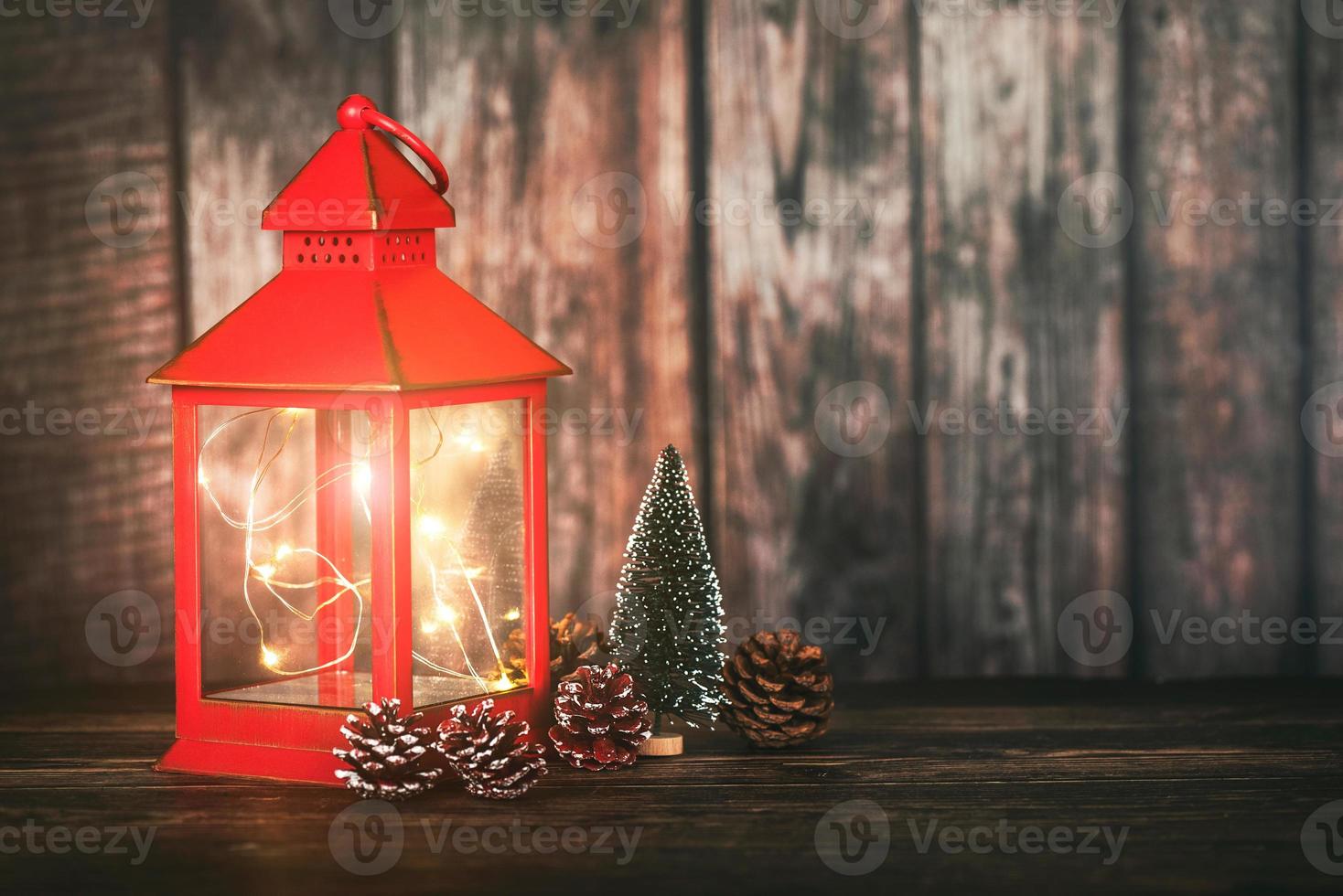 feliz navidad.fondo del concepto de navidad.linterna de navidad roja con árbol de navidad y piñas foto