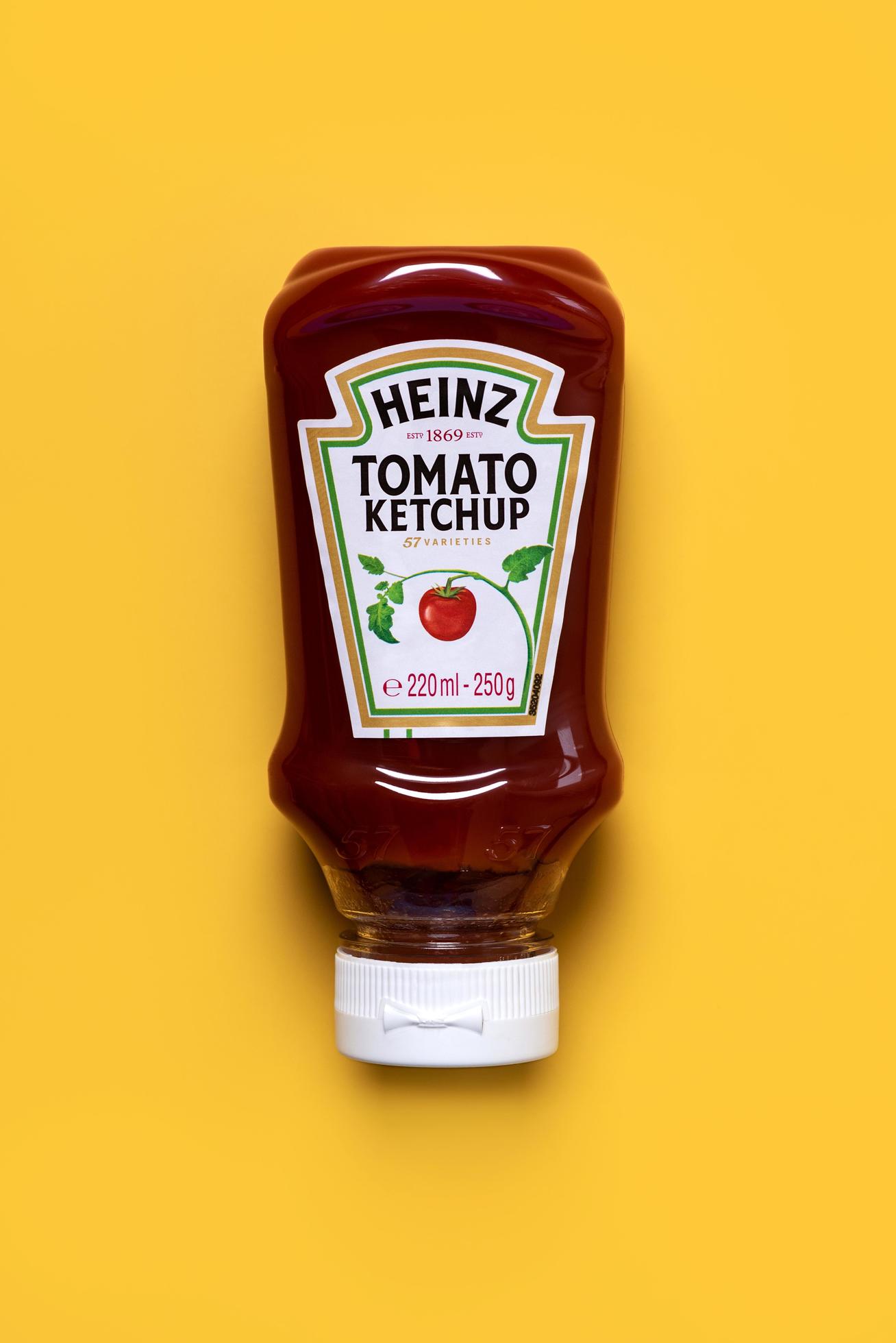 https://static.vecteezy.com/system/resources/previews/006/131/694/large_2x/bottle-of-heinz-ketchup-free-photo.jpg