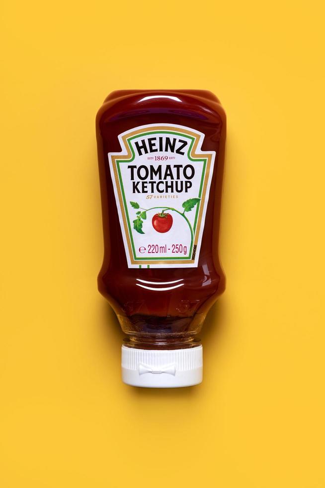 botella de salsa de tomate heinz foto