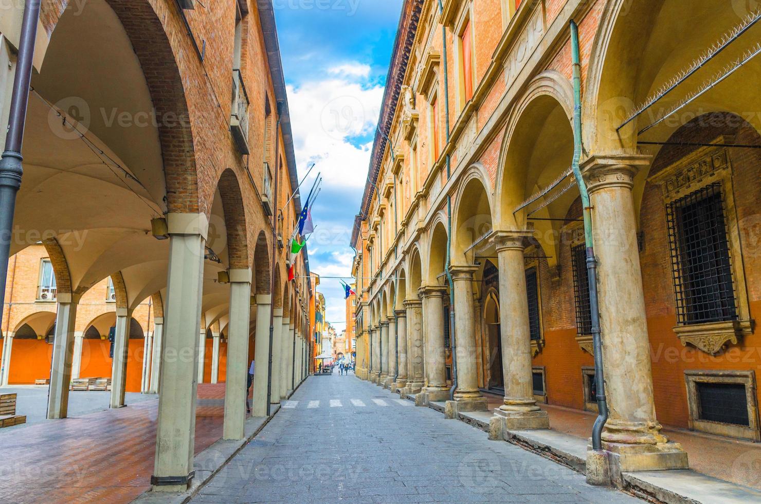 calle típica italiana, edificios con columnas, museo palazzo poggi, desde la academia foto