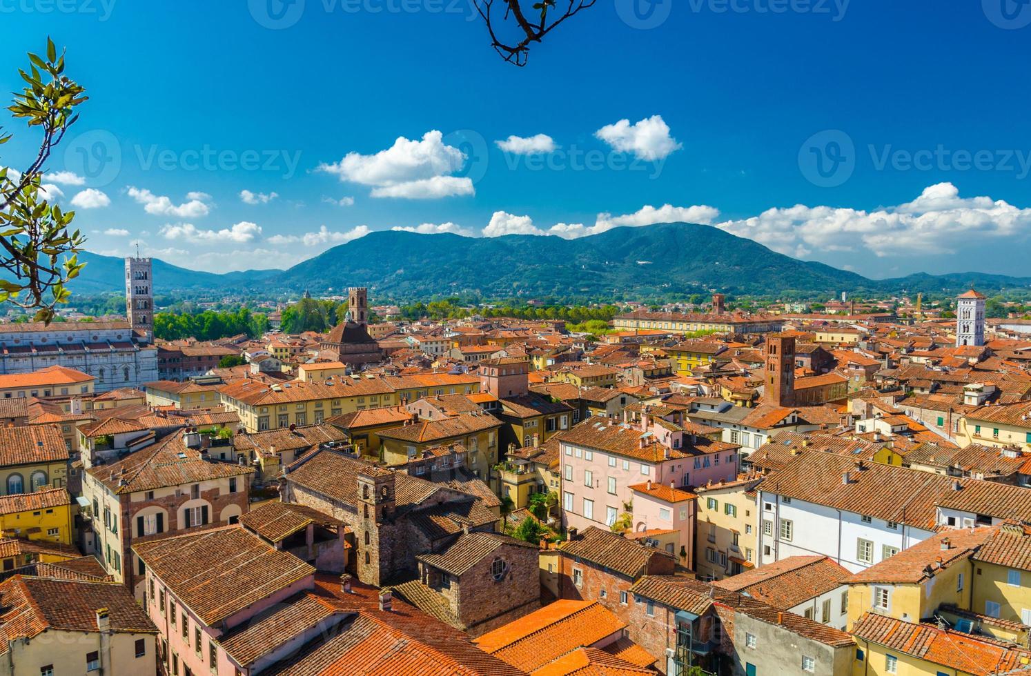 vista panorámica superior aérea del centro histórico de la ciudad medieval de lucca foto