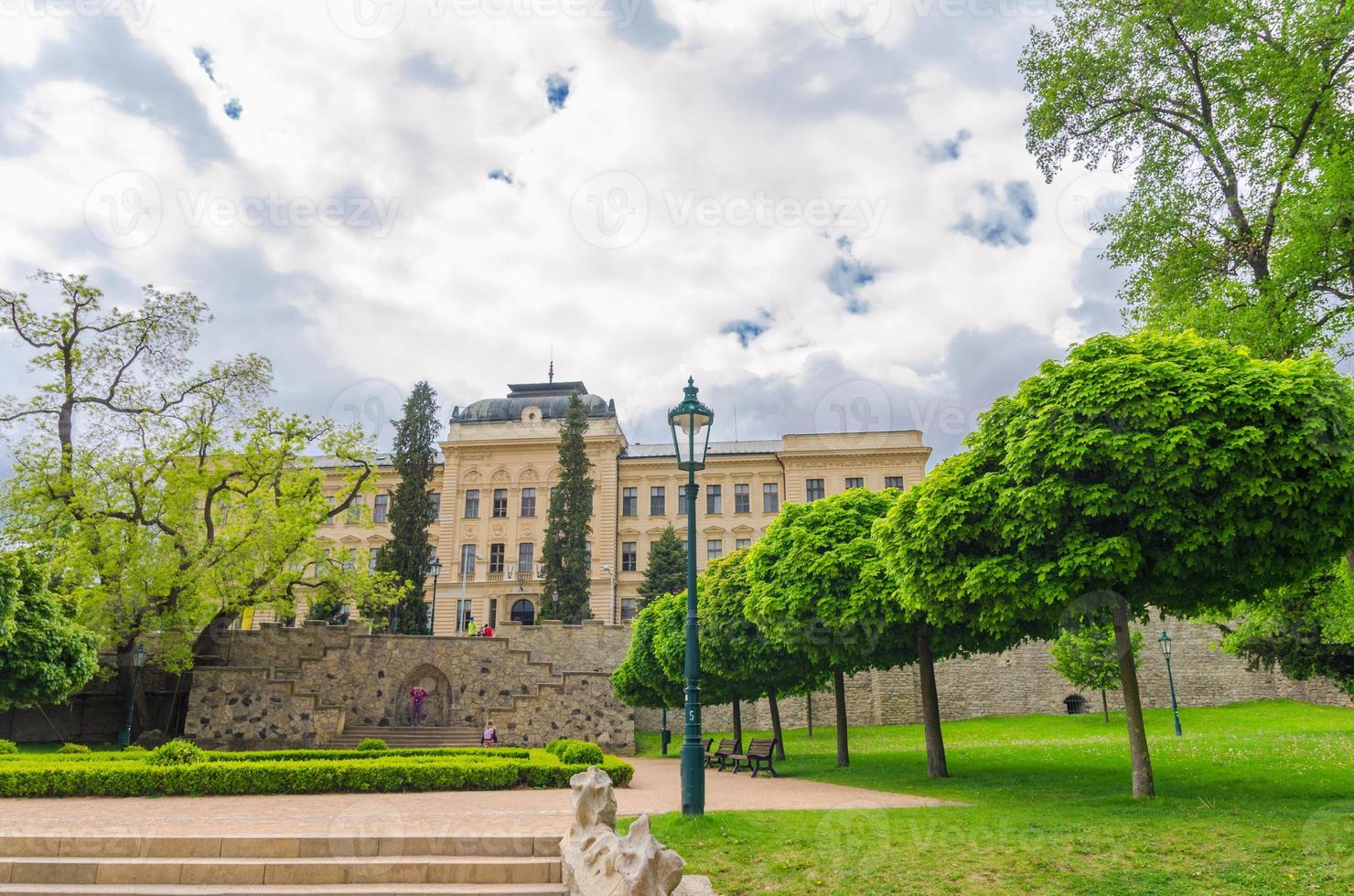 edificio de la escuela primaria, parque con árboles verdes en el centro histórico de la ciudad de kutna hora foto