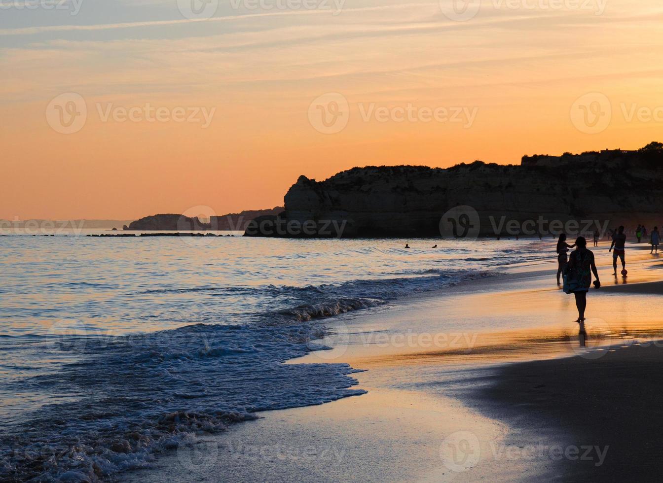 portugal, algarve, las mejores playas de portimao, praia da rocha, puesta de sol sobre el océano atlántico foto