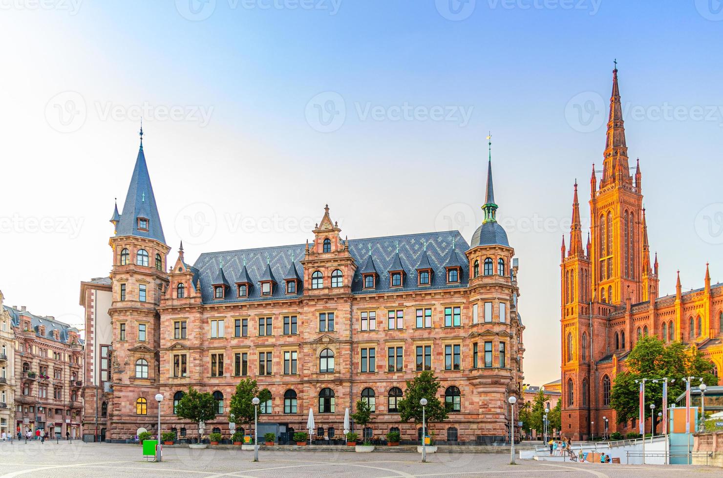 paisaje urbano de wiesbaden con el palacio de la ciudad stadtschloss o el nuevo ayuntamiento rathaus y la iglesia protestante del mercado evangélico foto