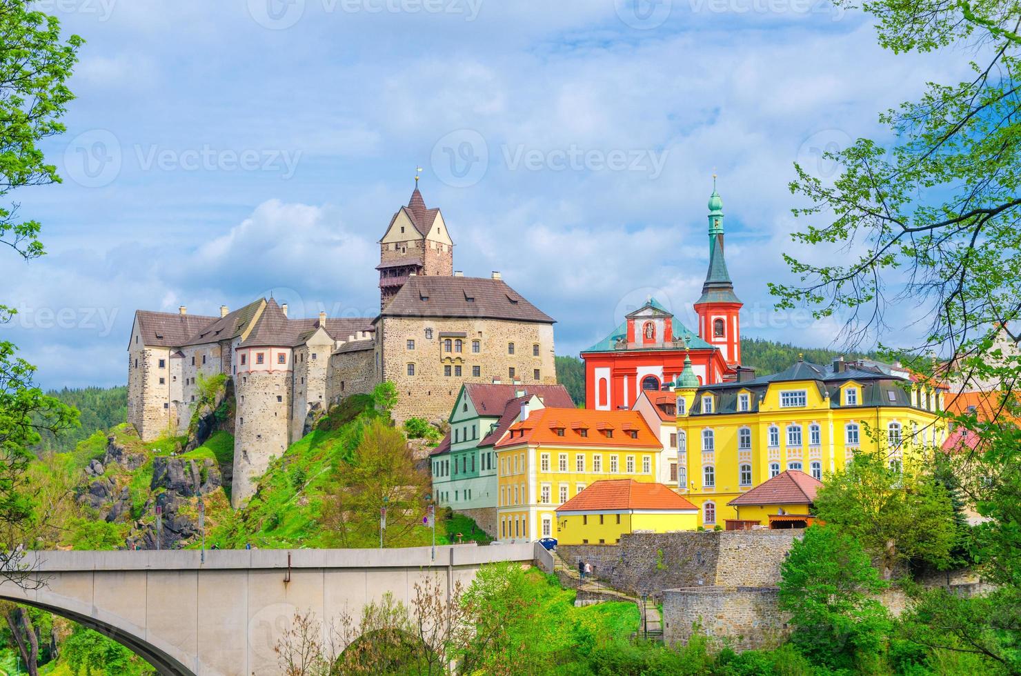 castillo loket hrad loket edificio de estilo gótico sobre roca masiva, edificios coloridos en la ciudad foto