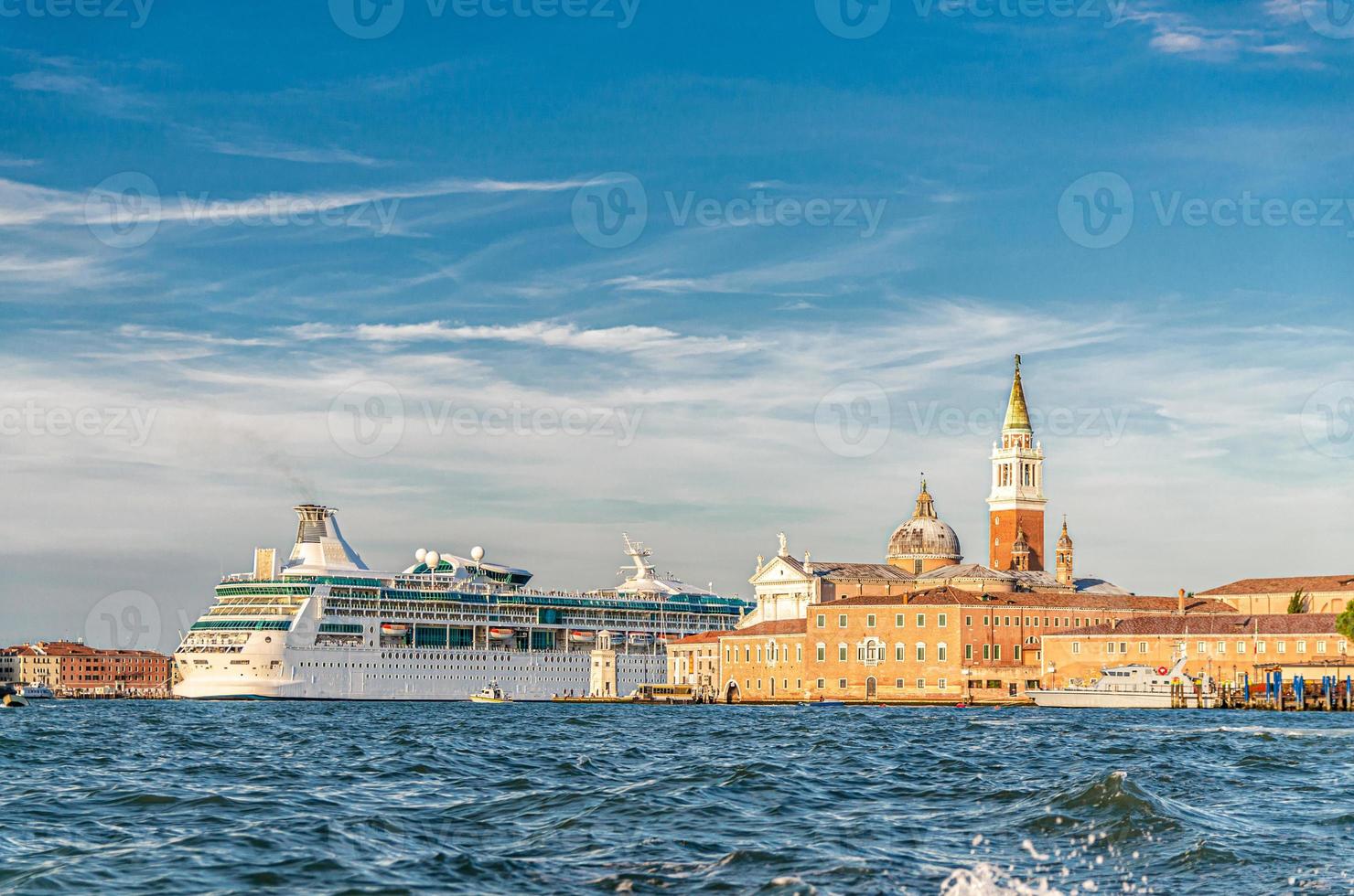 gran crucero blanco navegando en la cuenca de san marco vía fluvial de la laguna veneciana foto