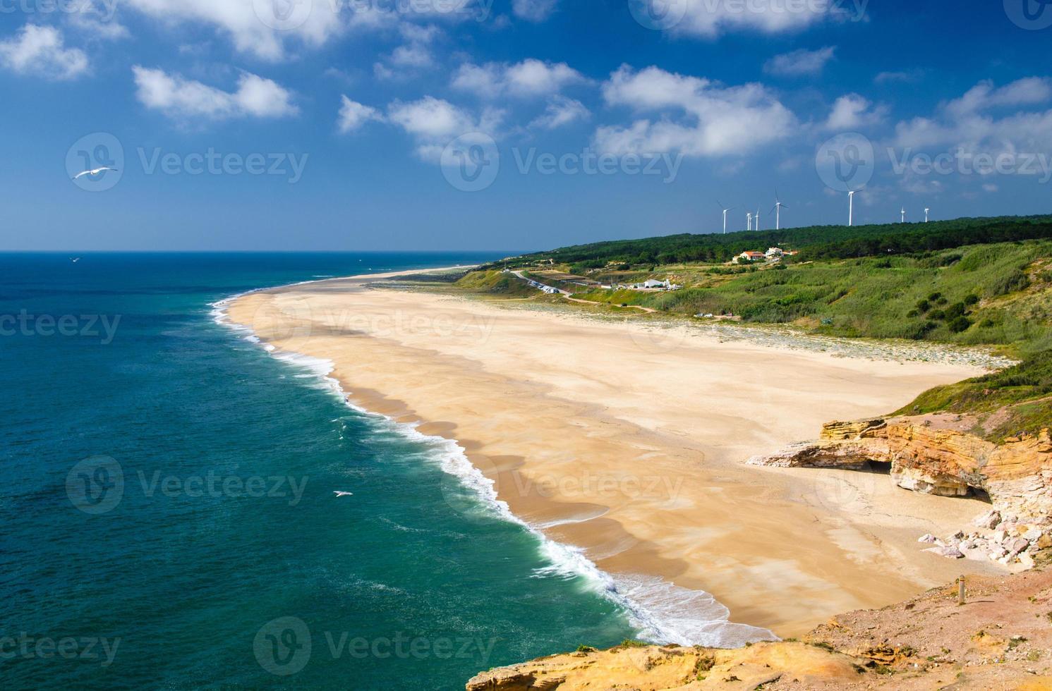 portugal, nazare en verano, paisaje costero del océano atlántico en verano foto