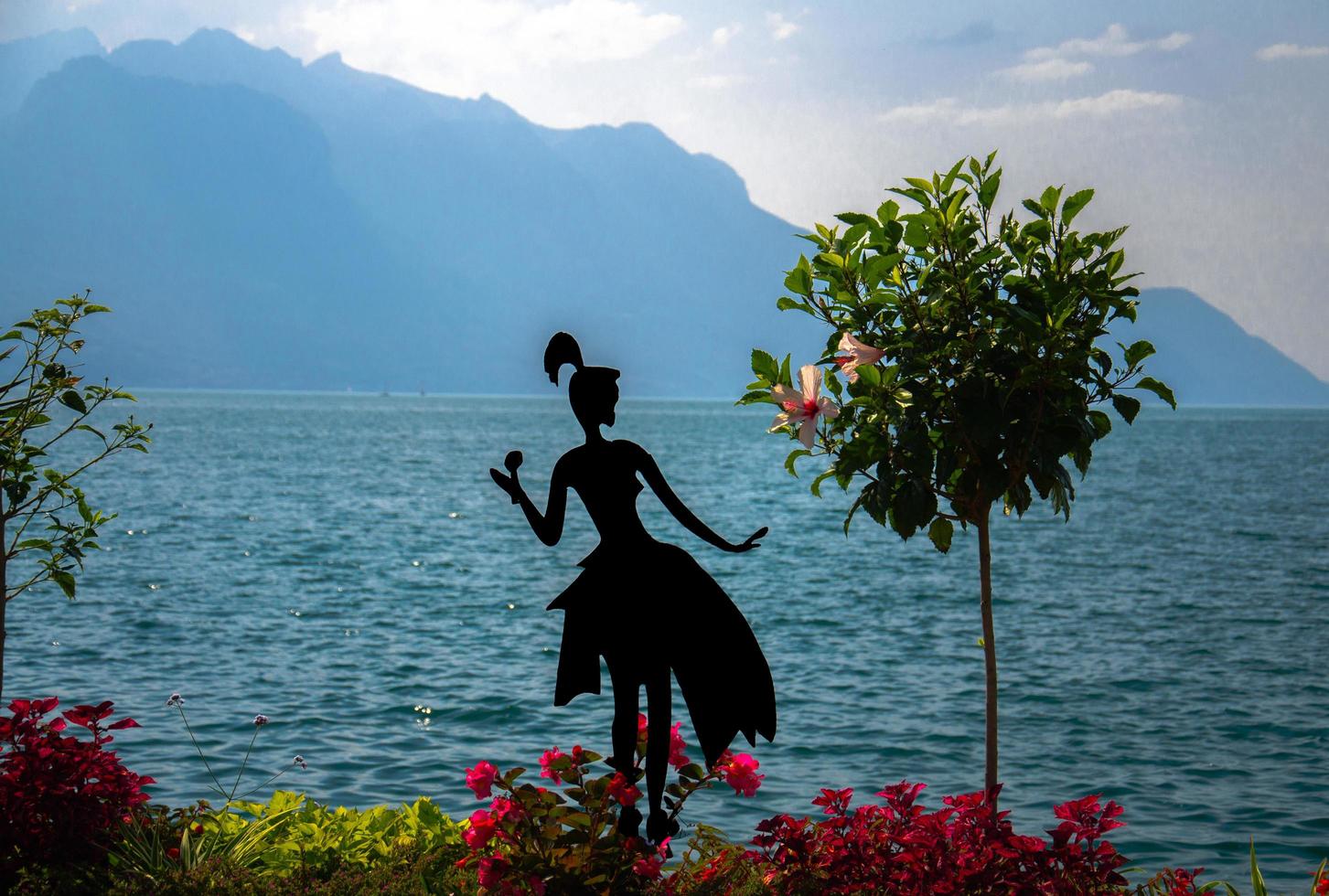figura silueta de niña con violín en el paseo marítimo del lago leman foto