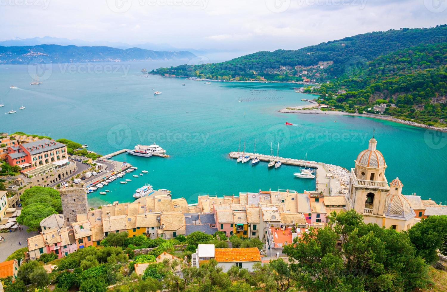 vista aérea superior del golfo de spezia agua turquesa, cúpula de la iglesia chiesa di san lorenzo, puerto marino de la ciudad de portovenere foto