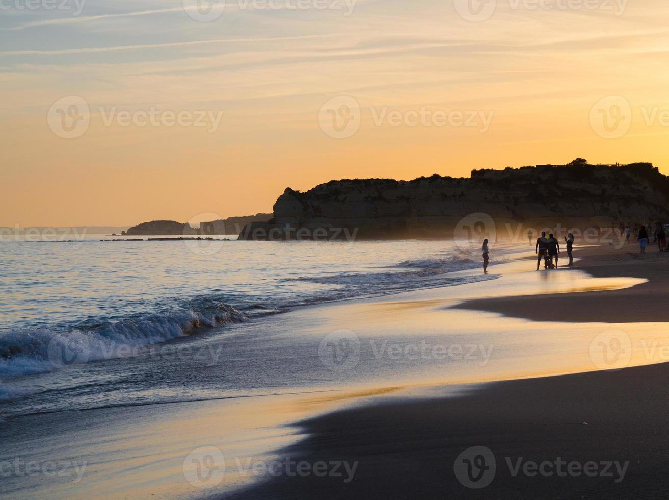 portugal, algarve, las mejores playas de portimao, praia da rocha, puesta de sol sobre el océano atlántico foto